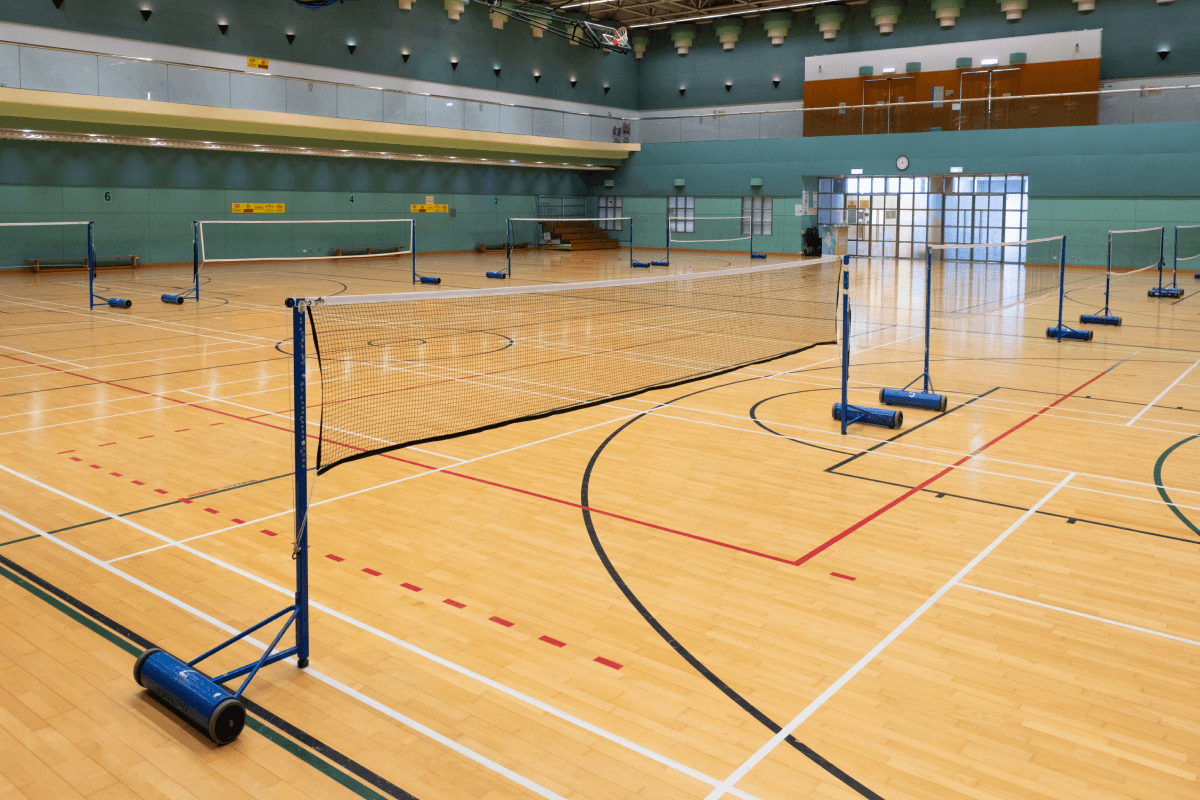 1個可提供2個籃球場/排球場/投球場或8個羽毛球場的多用途主場